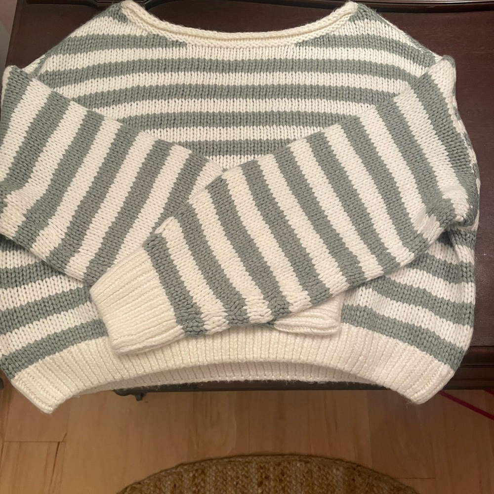🔴HOLLISTER striped sweater, size small